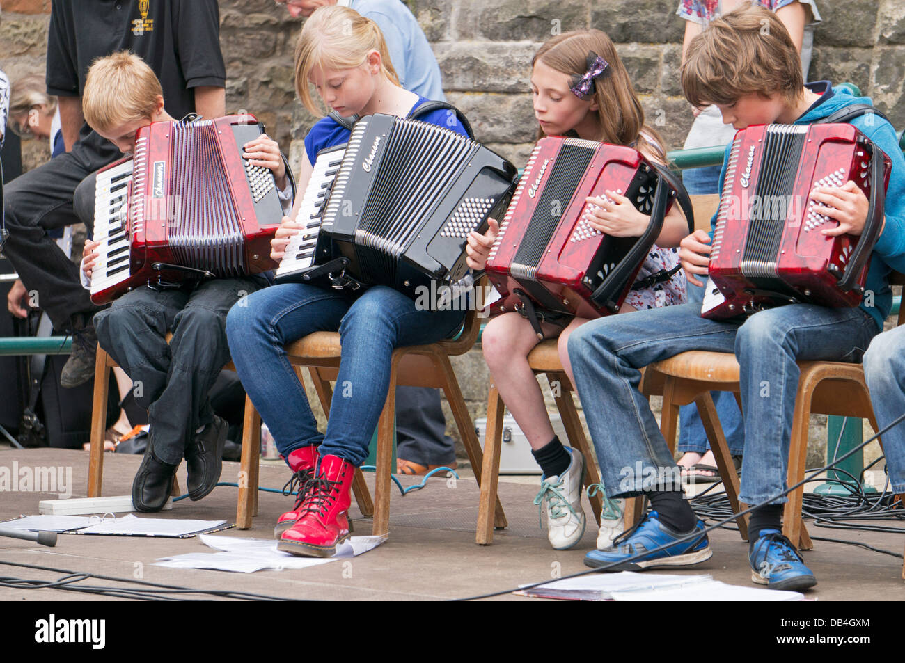Vier junge Mitglieder der Keep Calm and Ceilidh On Kids an der traditionellen Musikfestival Rothbury, Nordengland, UK Stockfoto