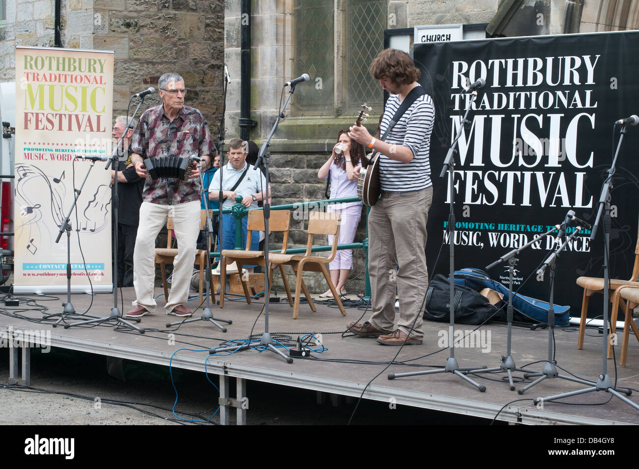Alistair Anderson auf Konzertina und Dan Walsh am Banjo führen Sie an der traditionellen Musikfestival Rothbury, Nordengland, UK Stockfoto