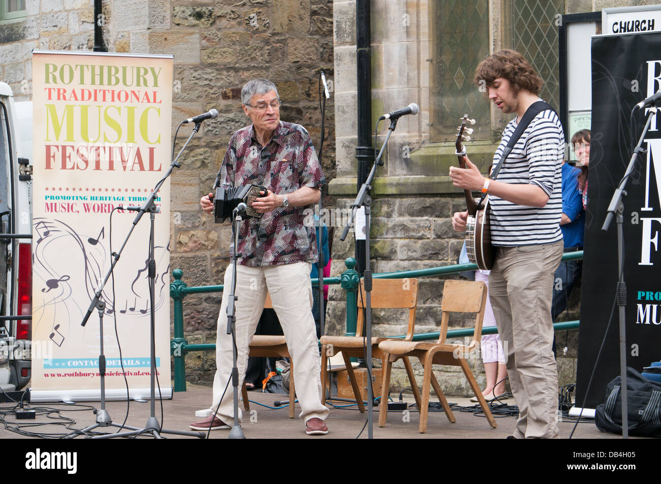 Alistair Anderson auf Konzertina und Dan Walsh am Banjo führen Sie an der traditionellen Musikfestival Rothbury, Nordengland, UK Stockfoto