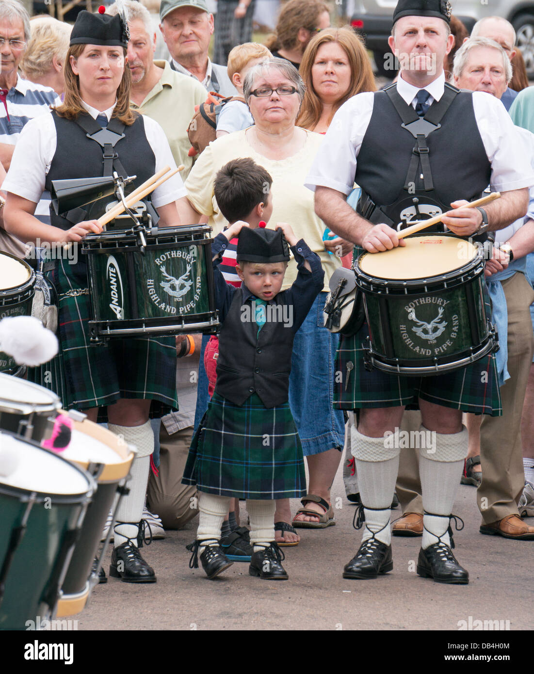 Familienangehörige von Rothbury Highland Pipe Band, Rothbury traditionelle Musikfestival, Nord-England, UK Stockfoto