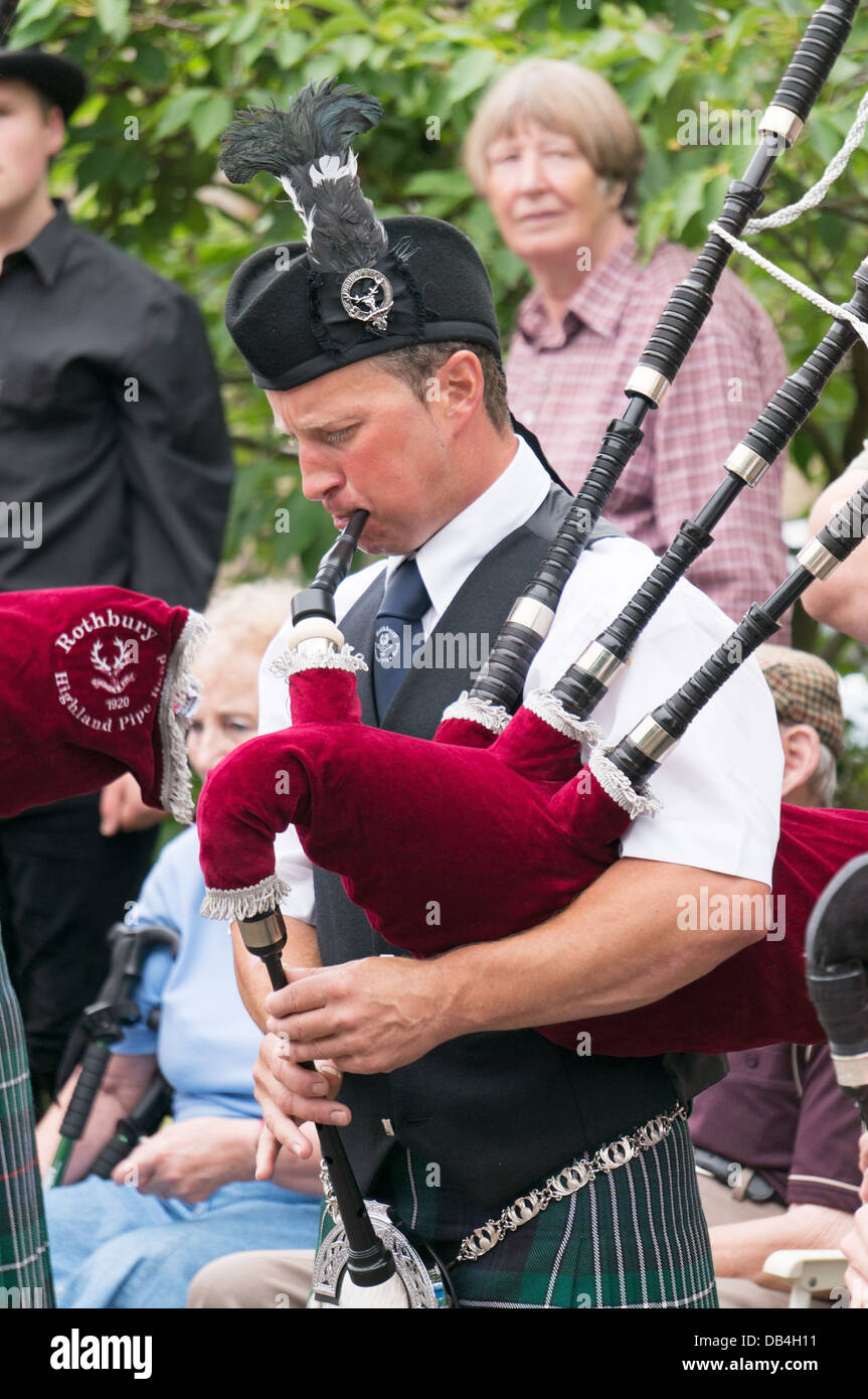 Piper spielt mit Rothbury Highland Pipe Band, Rothbury traditionelle Musikfestival, Nord-England, UK Stockfoto
