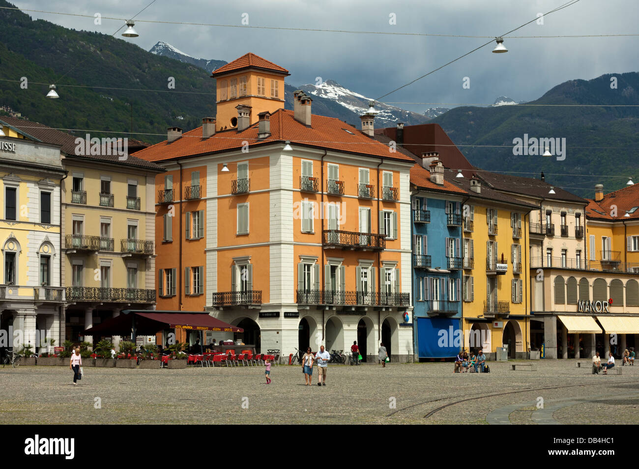 Bunten Reihenhäuser am Main Platz Piazza Grande, Locarno, Tessin, Schweiz Stockfoto