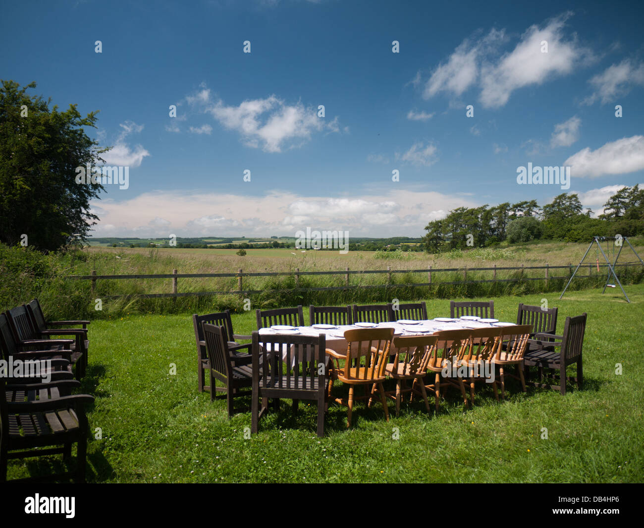 Tabelle einrichten im Freien warten auf Gäste, für ein Sommer-Menü zu gelangen. Stockfoto