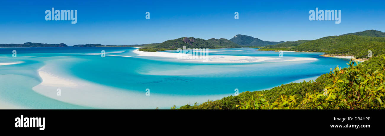 Blick über weißen Sand und das türkisfarbene Wasser des Hill Inlet auf Whitsunday Island. Whitsundays, Queensland, Australien Stockfoto