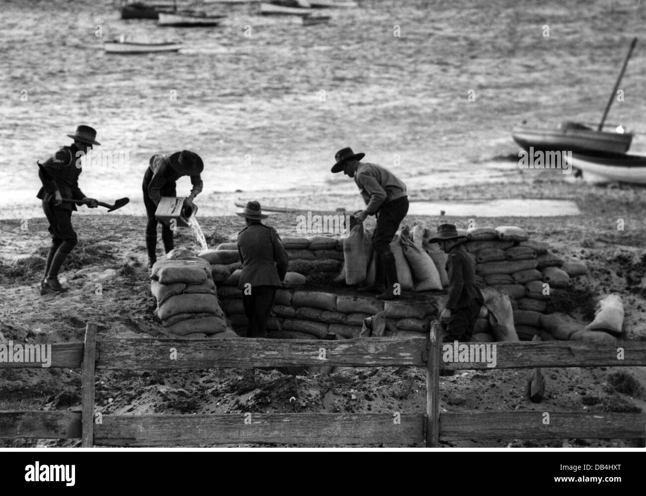 Militär, Australien, Armee, Miliz Rekruten bauen eine Einlage mit Sandsäcken am Strand, um 1940, Additional-Rights-Clearences-not available Stockfoto