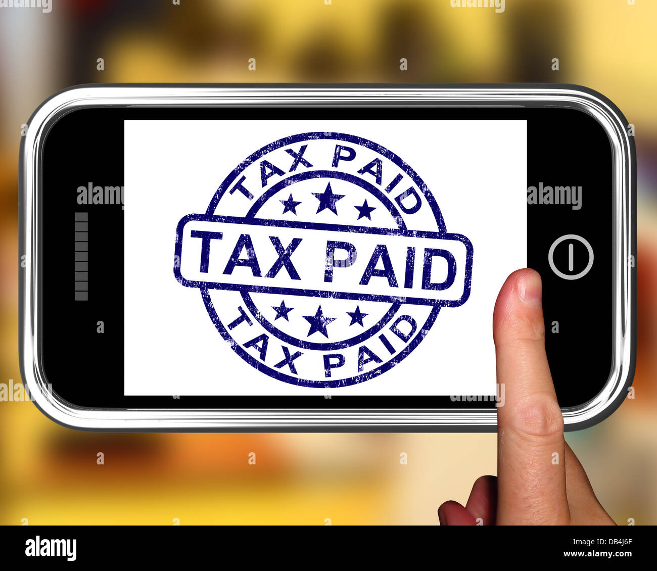 Steuer auf Smartphone zeigt Zahlungsbestätigung Stockfoto