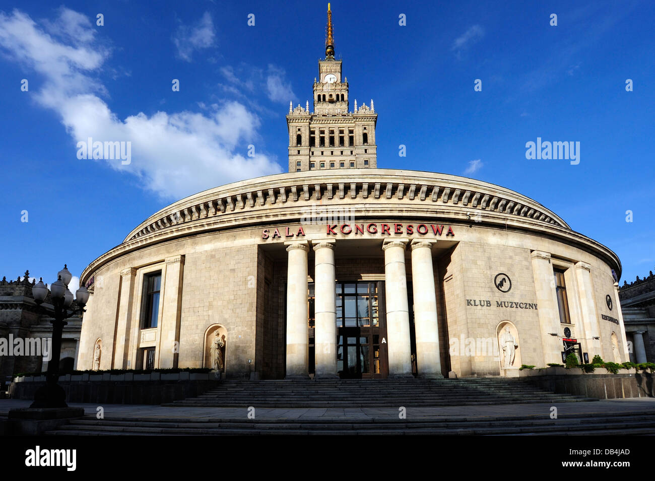Der Palast der Kultur und Wissenschaft oder Pałac Kultury ich Nauki (auch abgekürzt PKiN) und Kongresshalle in Warschau, Polen. Stockfoto