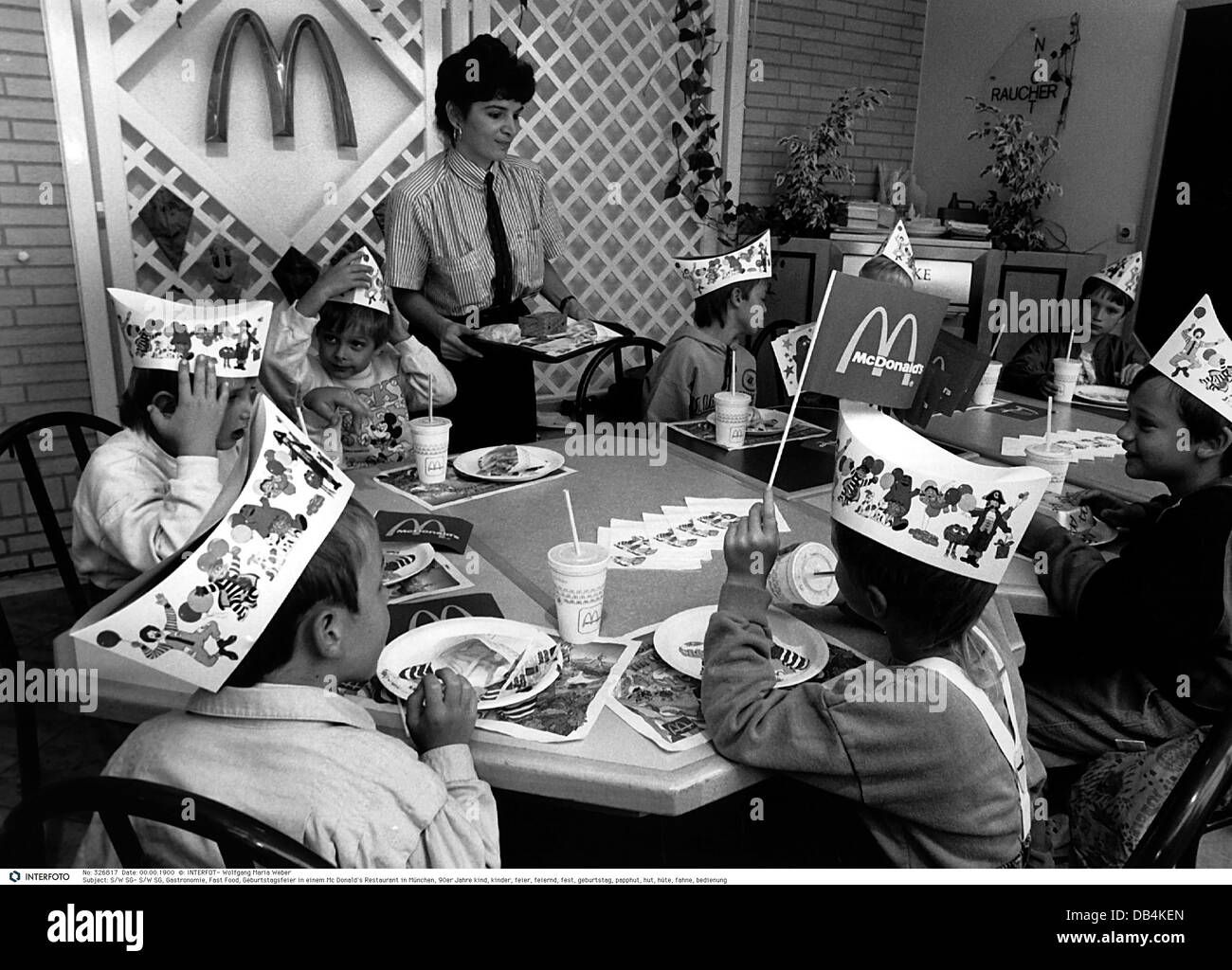 Gastronomie, Fast Food, Geburtstagsfeier im McDonald's Restaurant, München, Deutschland, 90er Jahre, , zusätzliche-Rights-Clearences-nicht verfügbar Stockfoto