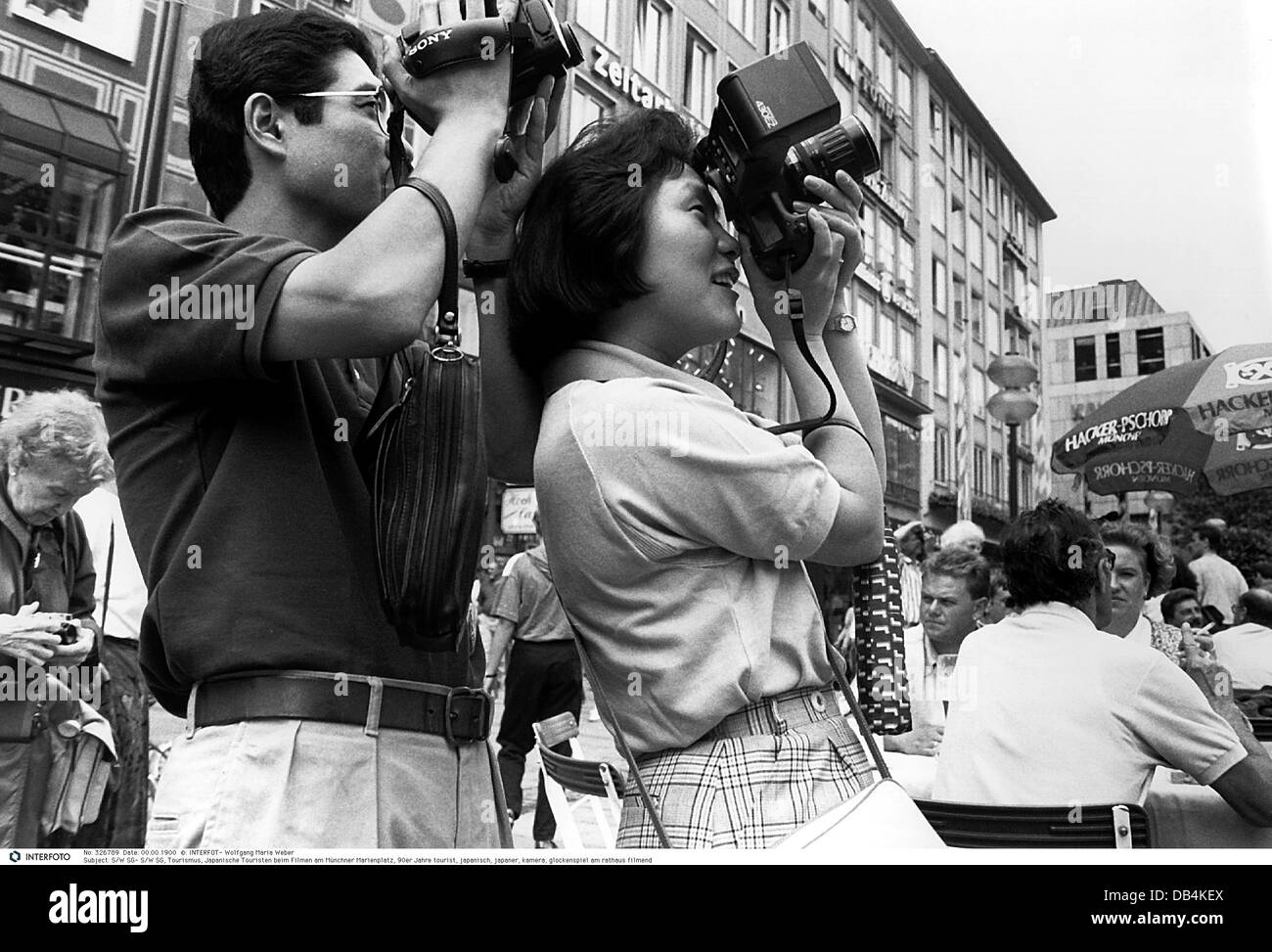 Tourismus, Touristen, Japaner Fotos vom Glockenspiel am Münchner Rathaus, Marienplatz, Deutschland, 1990er Jahre, , zusätzliche-Rechte-Clearences-nicht vorhanden Stockfoto