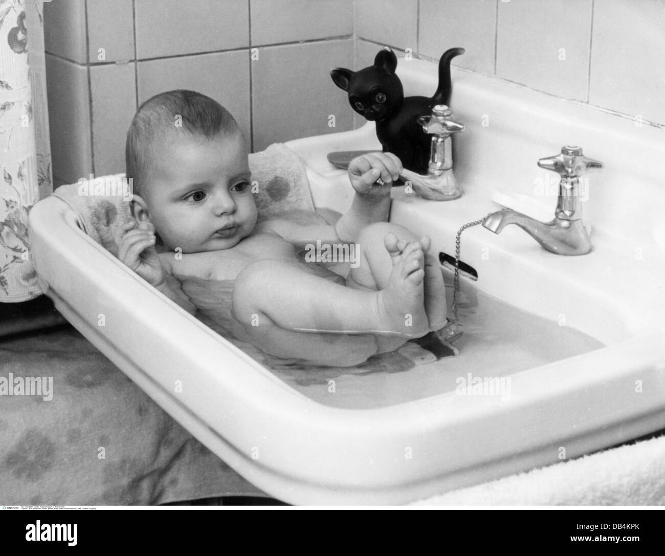 Personen, Kinder, Babys, Babybaden im Waschbecken, 1965,  Zusatzrechte-Clearences-nicht vorhanden Stockfotografie - Alamy