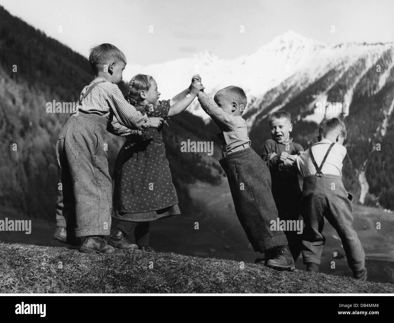 Landwirtschaft, Bergbauern, Gruppe von kleinen Kindern spielen, 1950er Jahre, Zusatz-Rechte-Clearences-nicht vorhanden Stockfoto