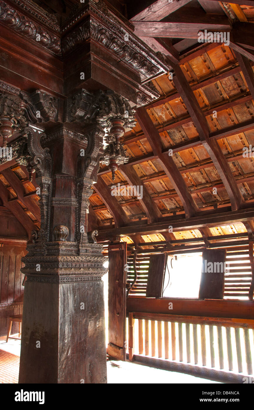 Carven auf hölzernen Säule der einzelnen Jackfruit Holz, Padmanabhapuram Palace, Kerala Indien Stockfoto