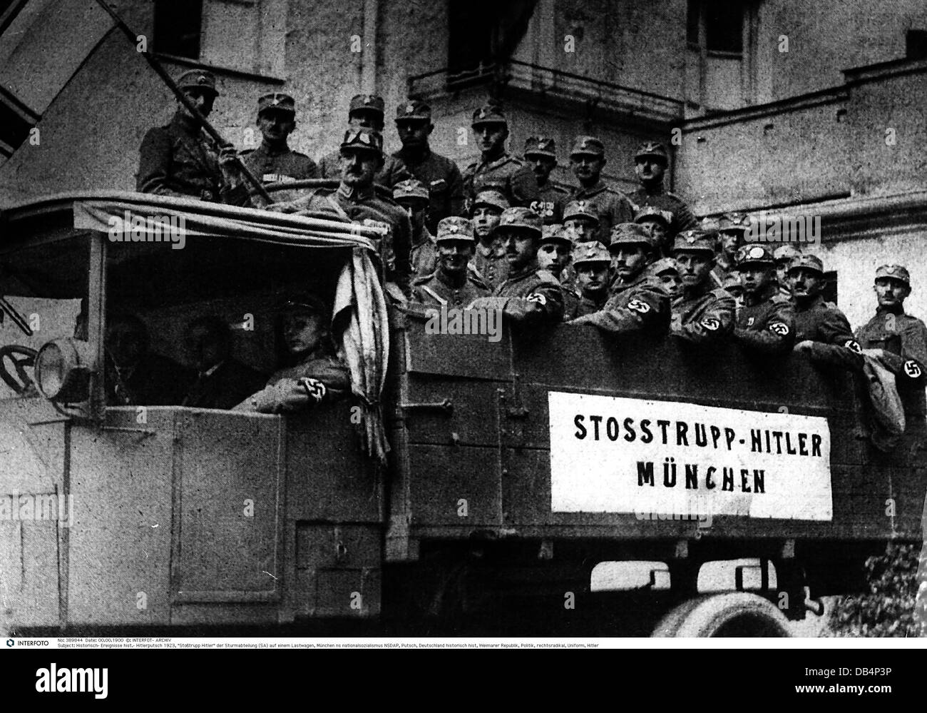 Bierhalle Putsch 1923, Raiding Patrol 'Hitler' of the bewaffnet and uniformed branch of the NSDAP (SA) on a Truck, München, Deutschland, November 1923, zusätzliche-Rechte-Clearences-not available Stockfoto