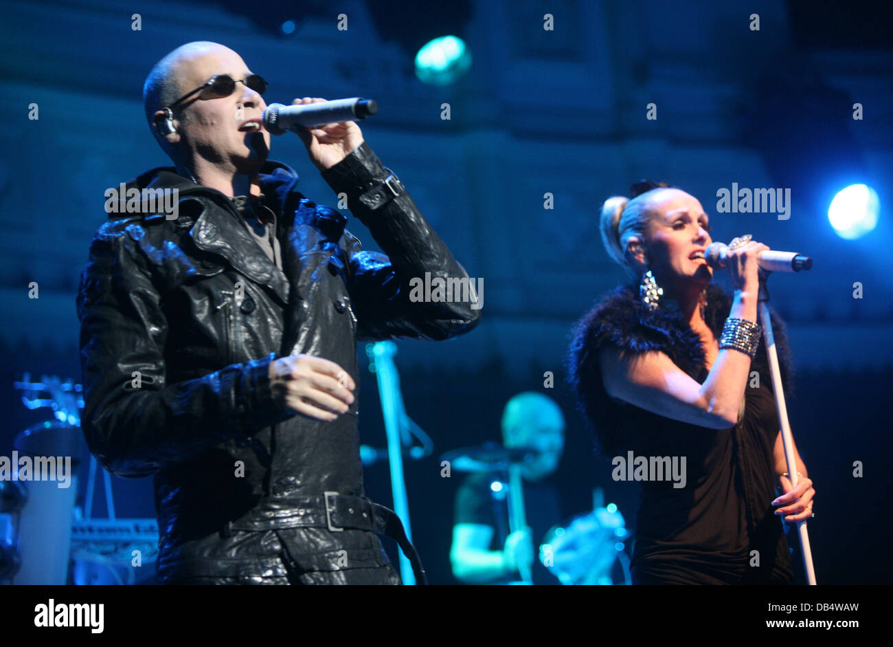 Phil Oakey und Durchführung von Susan Ann Sulley The Human League live auf dem Paradiso-Amsterdam, Niederlande - 19.04.11 Stockfoto