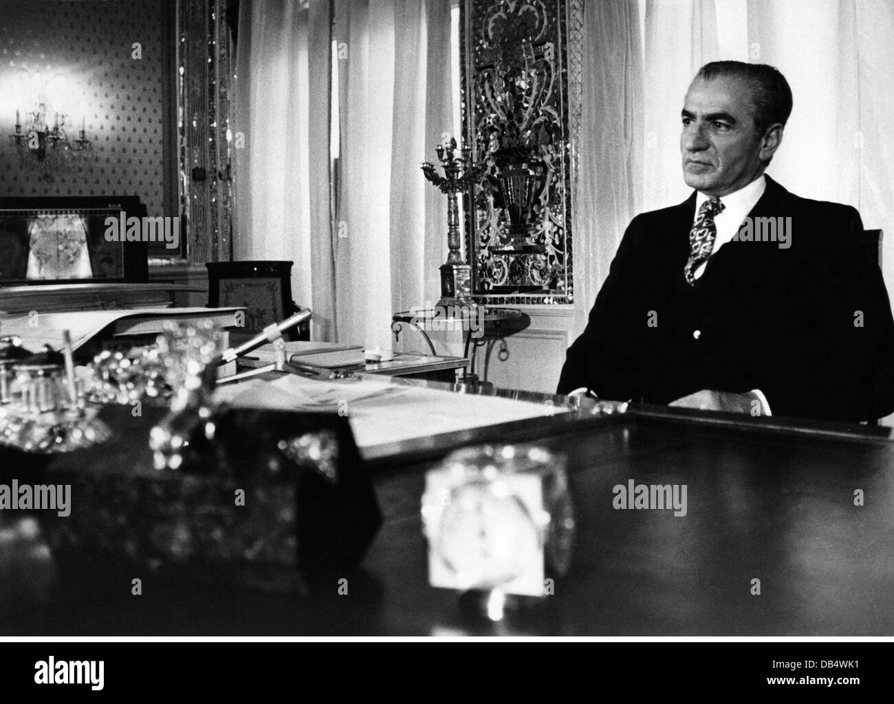 Mohammad Reza Pahlavi, 26.10. - 27.7.1980, Schah des Iran 17.9.1941 - 31.3.1979, halbe Länge, an seinem Schreibtisch, 1973, Stockfoto