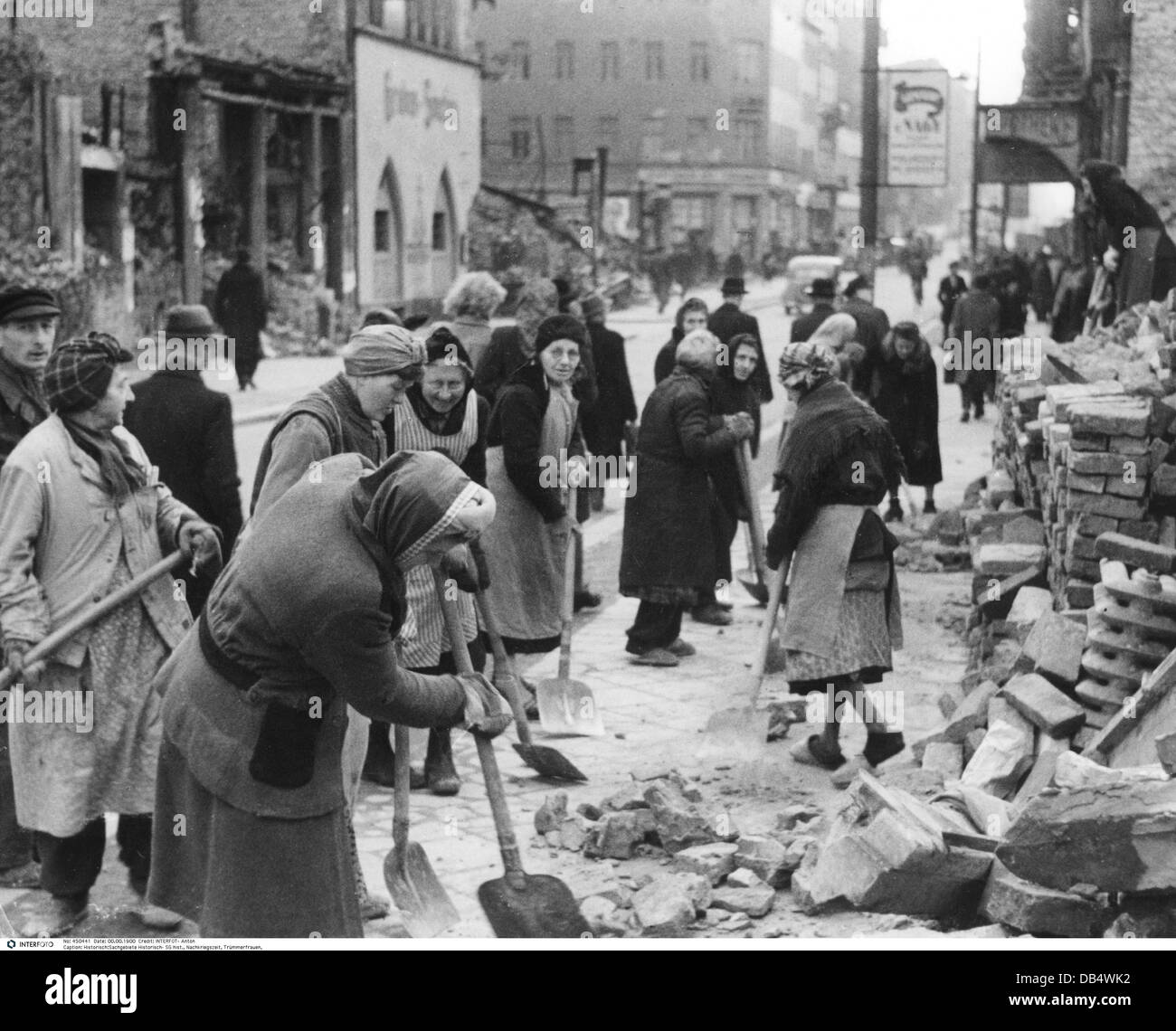 Ereignisse, 2. Weltkrieg, Luftkrieg, Deutschland, Aufräumarbeiten nach einem Bombenangriff auf Berlin, bei Cafe Kanzler, Anfang 1945, zusätzliche-Rights-Clearences-nicht verfügbar Stockfoto