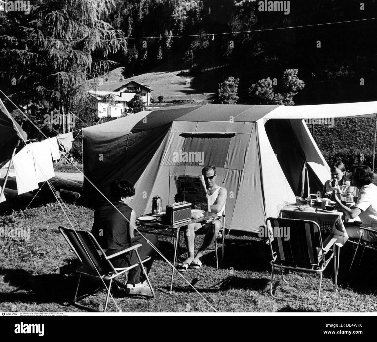 Tourismus, Camping, Familie während des Frühstücks außerhalb eines Zeltes, Groedner Tal, Dolomiten, Italien, 60er Jahre, , zusätzliche-Rechte-Clearences-nicht verfügbar Stockfoto