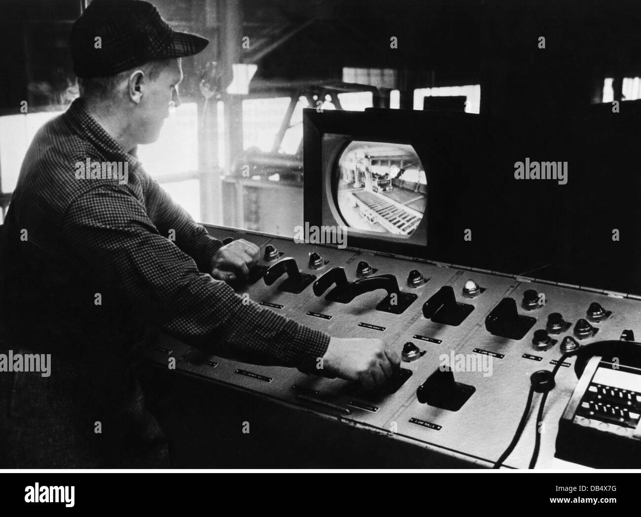 Industrie, Metall, Arbeiter, die Prozesse am Reliefzug in einer Bandmühle über einen Teleschirm steuern, 1958, Zusatzrechte-Abfertungen-nicht vorhanden Stockfoto