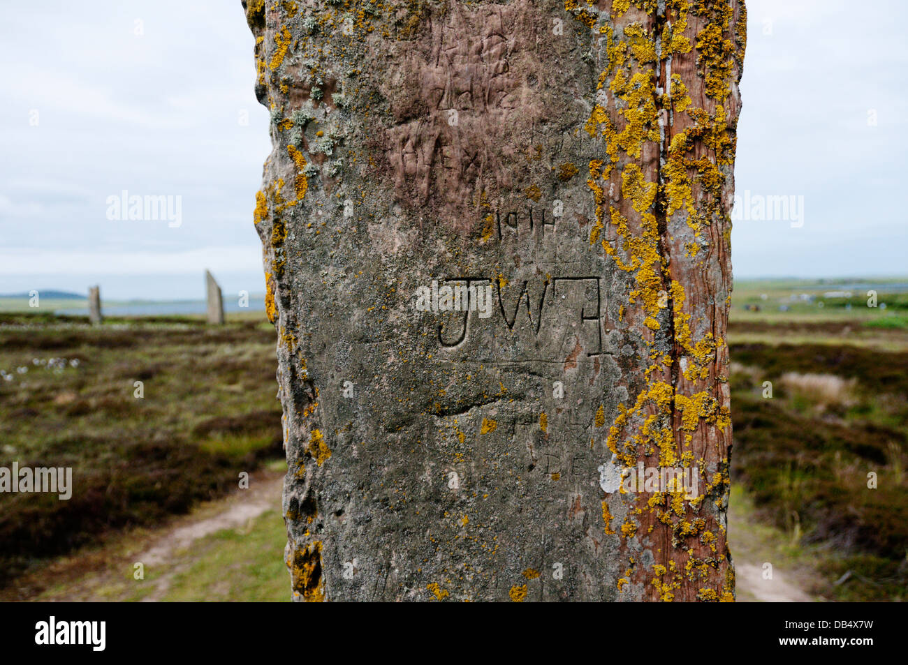 Alten Graffiti auf einen Stein der Ring of Brodgar mit anderen Steinen im Hintergrund. Stockfoto