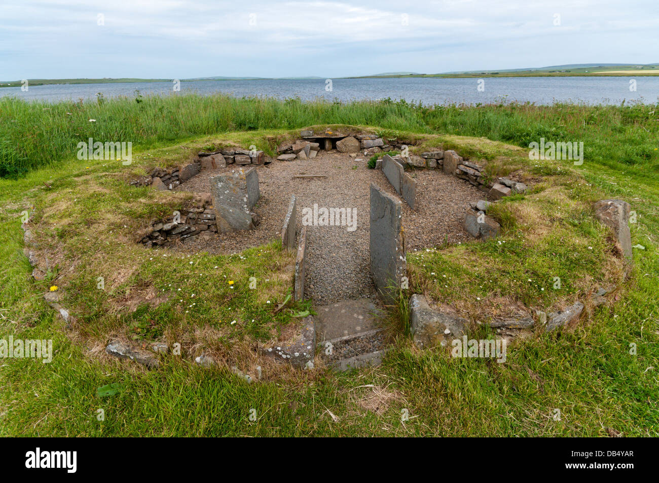 Haus 3 des Barnhouse neolithischen Dorfes mit Loch Harray im Hintergrund. Stockfoto