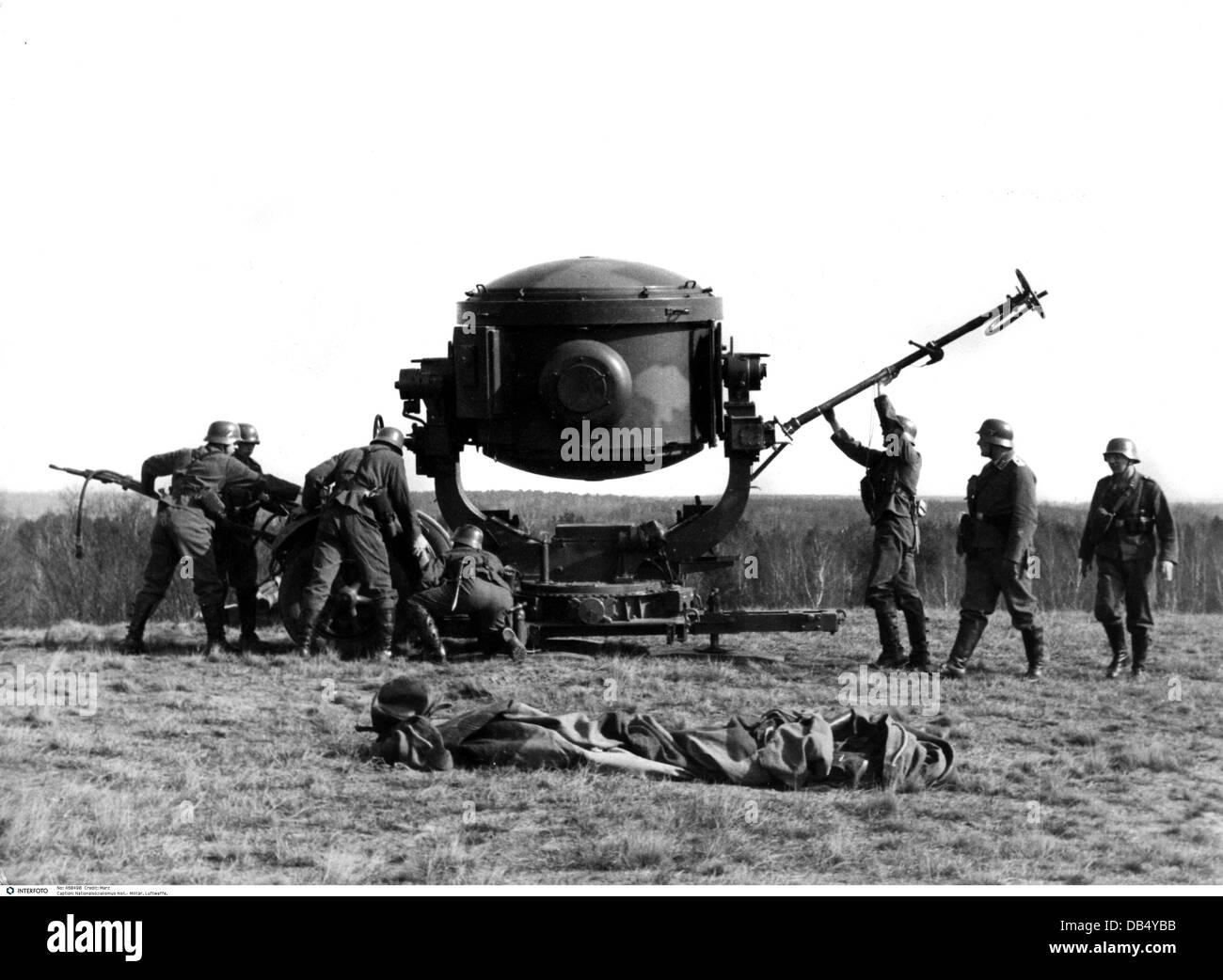 Nationalsozialismus, Militär, Wehrmacht, Luftwaffe 1933 - 1945, Luftverteidigung, Bohrer, Soldaten einer Flak-Einheit, die einen Suchscheinwerfer für den Transport demontiert, Zusatzrechte-Abfertigungsabfertigungsmöglichkeiten-nicht vorhanden Stockfoto