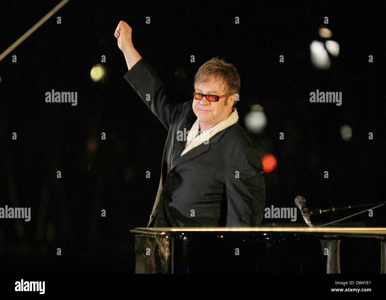 Datei Fotos Sir Elton John wurde in Los Angeles am Mittwoch (23 Mai 12) nach einem Sturz an einer schweren Infektion der Atemwege erkrankt ins Krankenhaus eingeliefert. Rocket Man eingecheckt Cedars-Sinai Medical Center in den frühen Morgenstunden und eine Reihe von Tests unterzogen wurde. Si Stockfoto