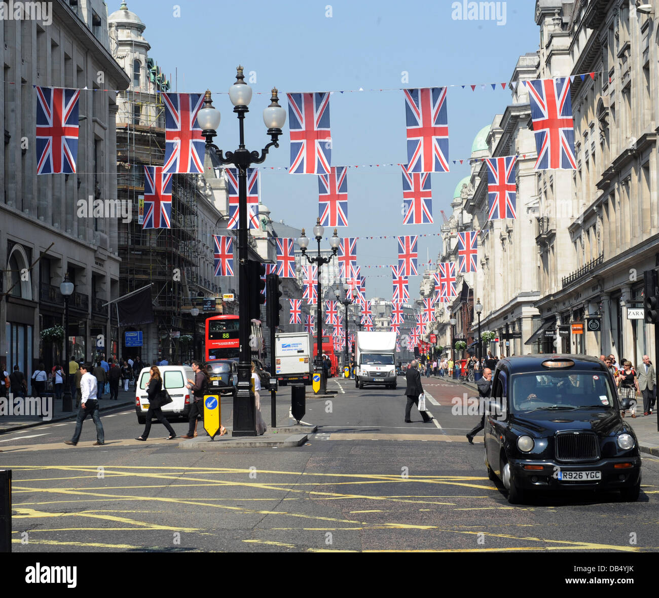 Girlanden hängen an der Regent Street vor der königlichen Hochzeit, London, England-21.04.11 Stockfoto