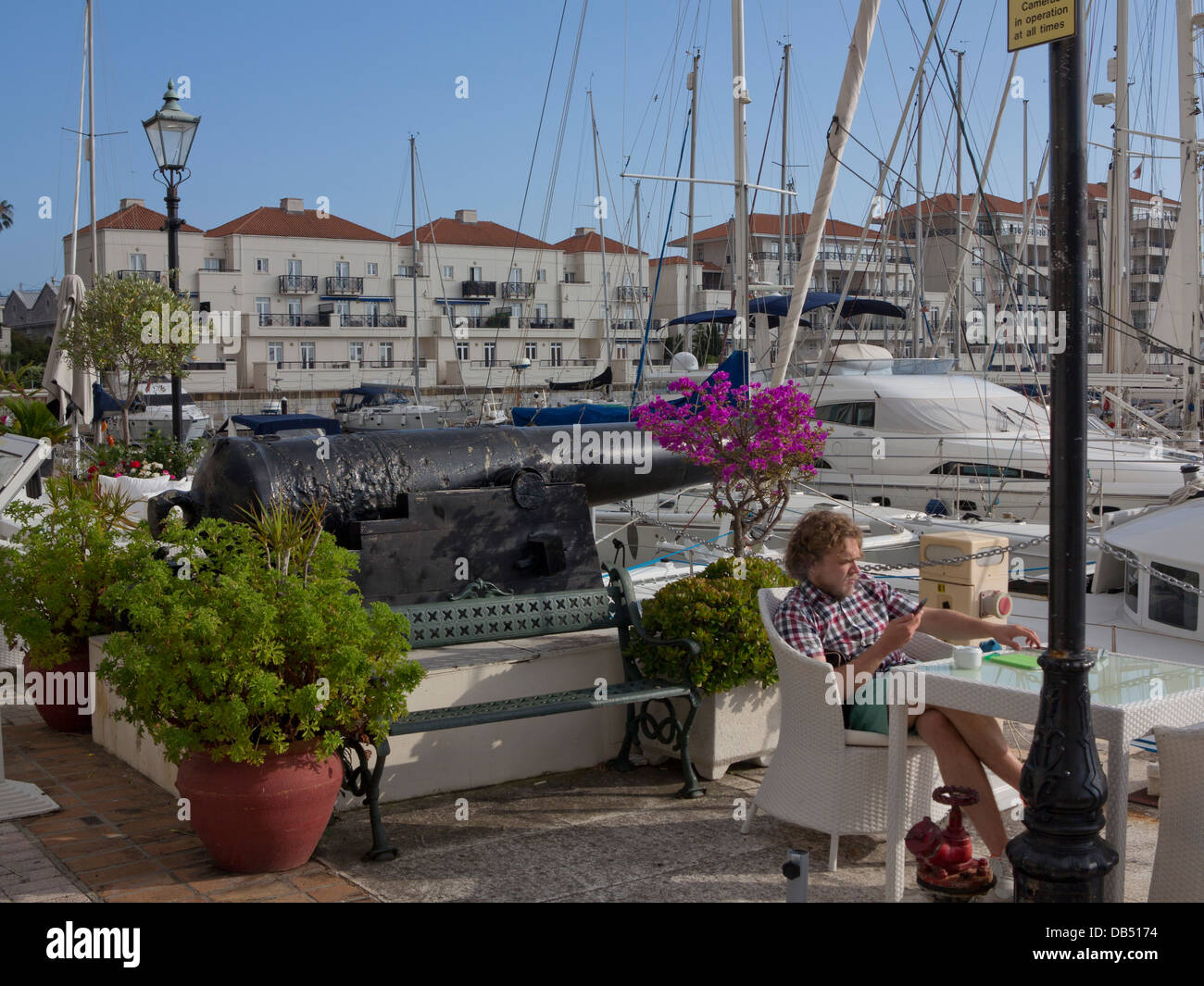 Britische Ex-Pat trinken in einer Bar in Luxus Yachthafen in Gibraltar Stockfoto