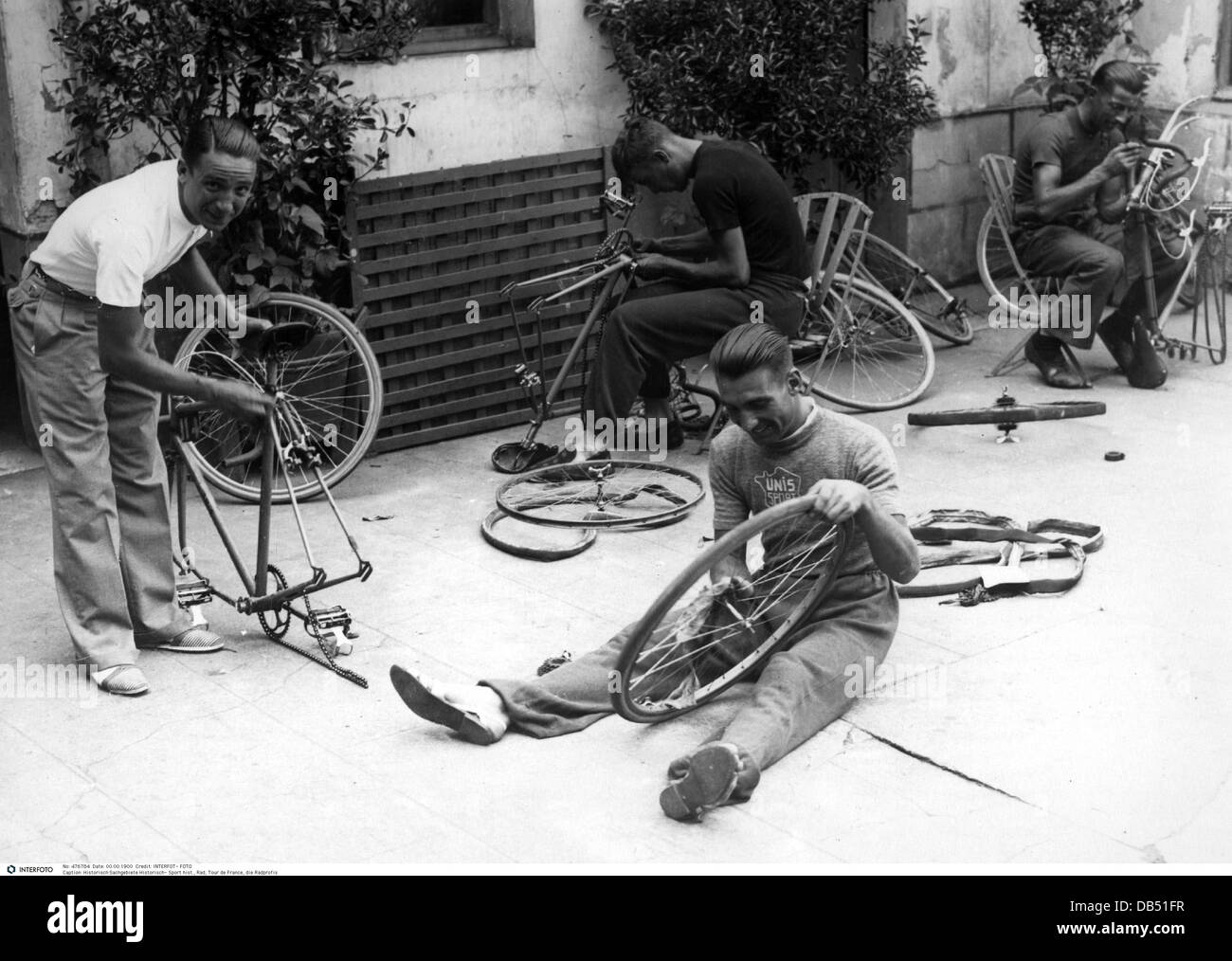 Sport, Radfahren, Tour de France, Dont Ducazeau, Yvon Marie, Level Re arent, während der Wartung ihrer Fahrräder, Hotelplatz, Luchon, 1936, zusätzliche-Rechte-Clearences-nicht verfügbar Stockfoto
