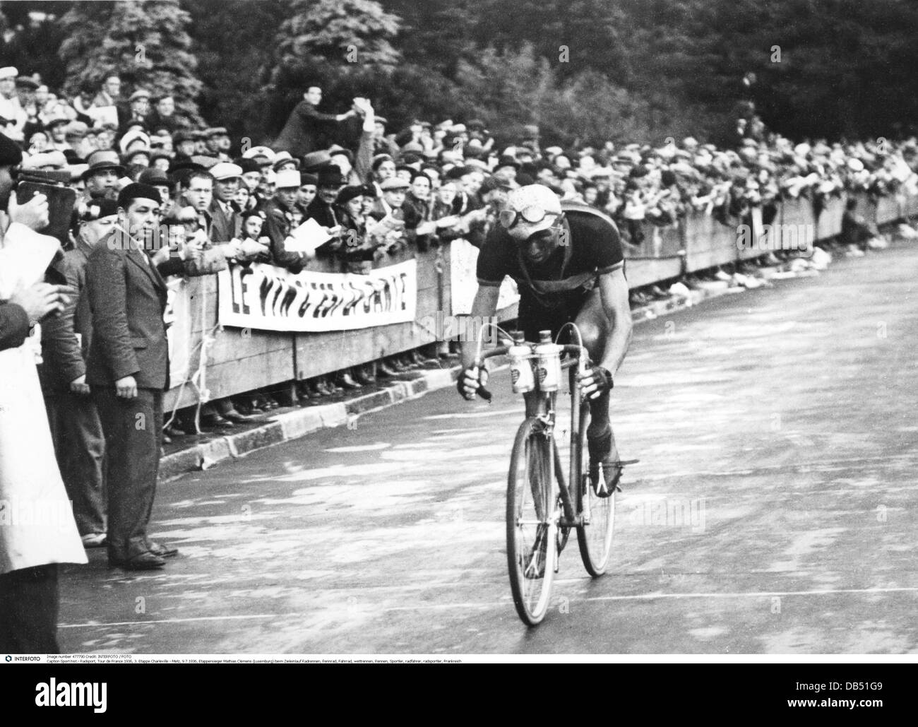 Sport, Radfahren, Tour de France 1936, Etappe 3, Charleville - Metz, Etappensieger Mathias Clemens (Luxemburg) im Ziel, 9.7.1936, 1930er, 30er, 20. Jahrhundert, historisch, Sportler, Sportler, Radfahrer, Radfahrer, Sieger, Gewinner, Publikum, Publikum, Radrennfahrer, Radrennfahrer, Radsport, Menschen, Zusatzrechte-Clearences-nicht verfügbar Stockfoto