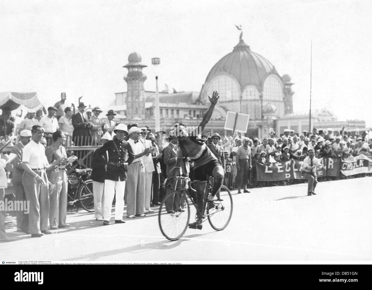 Sport, Radfahren, Tour de France 1936, Etappe 10, Digne - Nizza, Etappensieger Paul Maye (Frankreich) im Ziel, 16.7.1936, 1930er, 30er, 20. Jahrhundert, historisch, Sportler, Sportler, Radfahrer, Radfahrer, Sieger, Gewinner, Publikum, Publikum, Radrennfahrer, Radrennfahrer, Radsport, Ankunft, Personen, Zusatzrechte-Clearences-nicht verfügbar Stockfoto