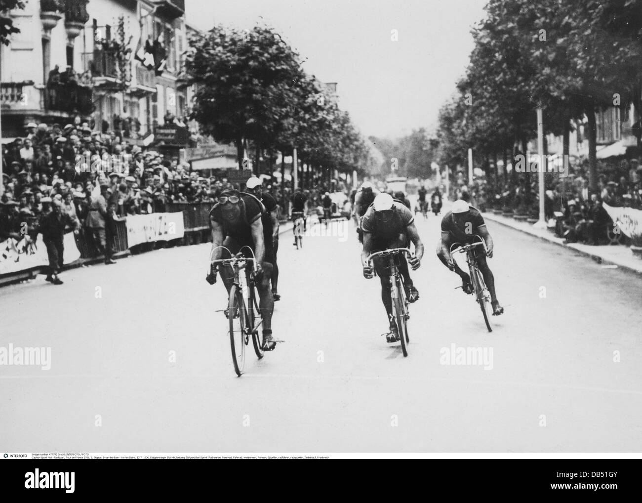 Sport, Radfahren, Tour de France 1936, Etappe 6, Evian-les-Bain - Aix-les-Bains, Etappensieger Eloi Meulenberg (Belgien) im Sprint, 12.7.1936, 1930er, 30er, 20th Jahrhundert, historisch, historisch, Sportler, Sportler, Radfahrer, Radfahrer, Sieger, Gewinner, Publikum, Radrennfahrer, Radrennfahrer, Radsport, Straße, Autofahren, Menschen, zusätzliche Rechte-Clearences-nicht verfügbar Stockfoto