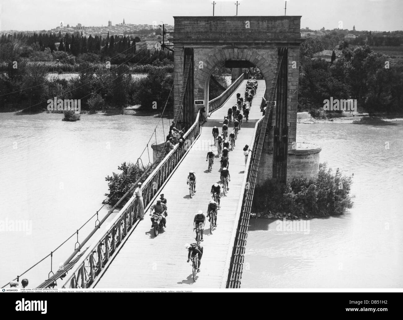 Sport, Radfahren, Tour de France 1936, Etappe 13, Marseille - Monpellier, Gruppe überquert Brücke bei Arles, 19.7.1936, 1930er, 30er, 20. Jahrhundert, historisch, Sportler, Athleten, Radsport, Radrennfahrer, Radrennfahrer, Radrennfahrer, Frankreich, Leute, Zusatzrechte-Clearences-nicht verfügbar Stockfoto