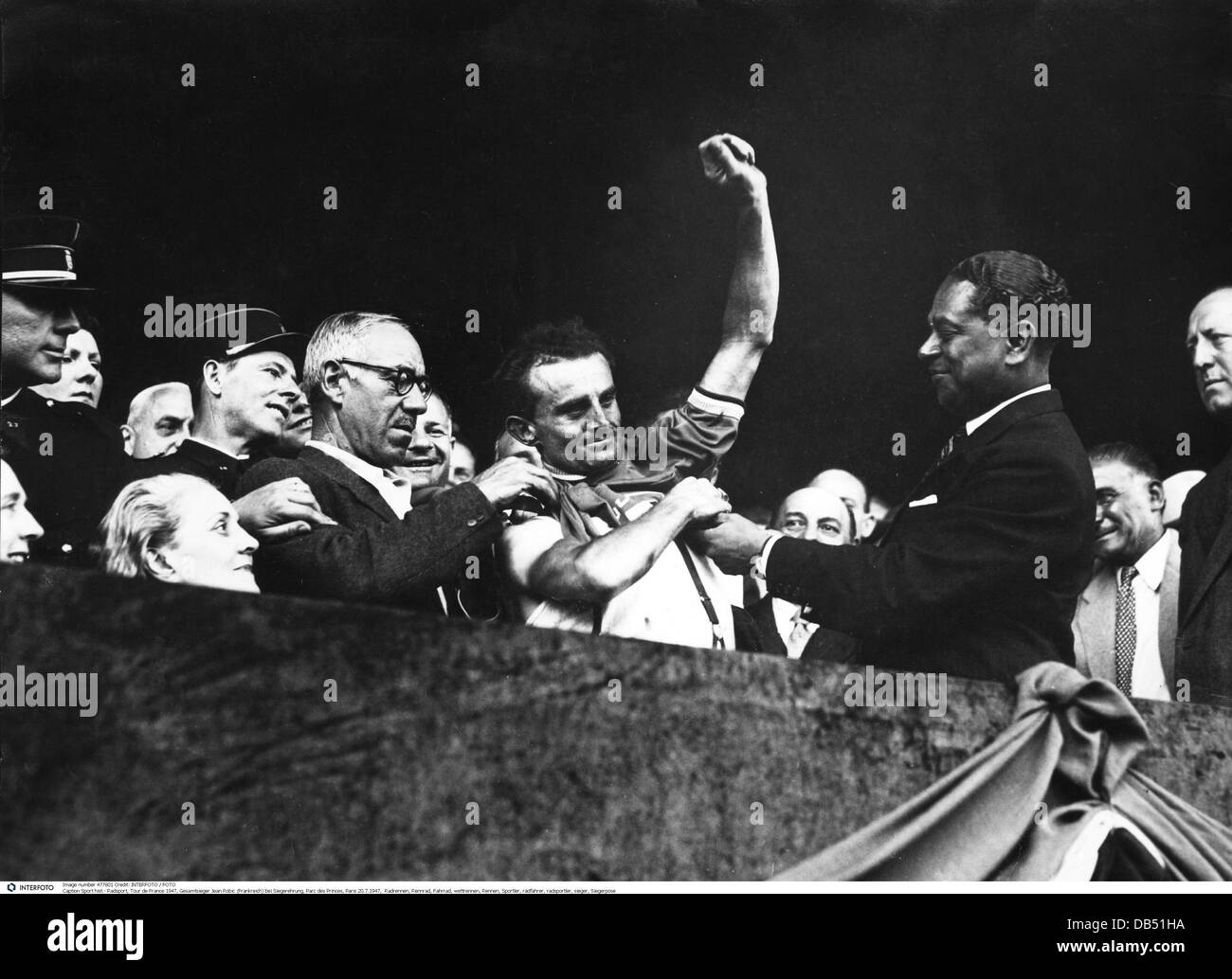 Sport, Tour de France 1947, Gesamtsieger Jean Robic (Frankreich), während der Siegerehrung, Parc des Princes, Paris, 20.7.1947, 1940er, 40er, 20th century, historisch, Circuit Race, Kriterium, Crit, Athlet, Athleten, Gewinner, Gewinner, Pose, Posing, Stand, Stände, Gesticulation, Radrennfahrer, Radrennsport, Radsport, Menschen, Zusatzrechte-Clearences-nicht verfügbar Stockfoto