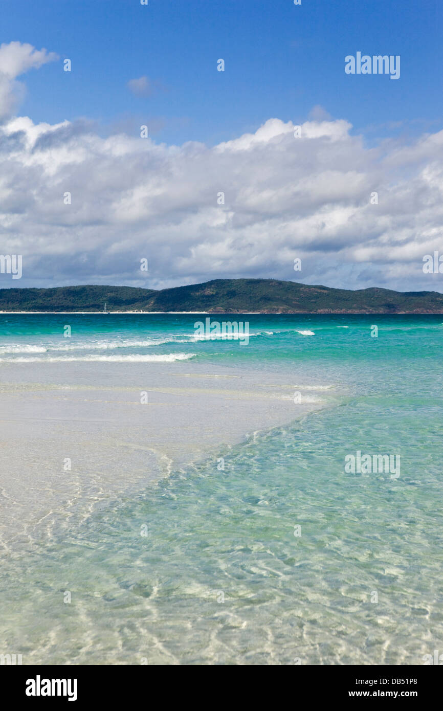 Weißen Sandstrand und das klare Wasser des Whitehaven Beach.  Whitsundays Islands National Park, Whitsundays, Queensland, Australien Stockfoto