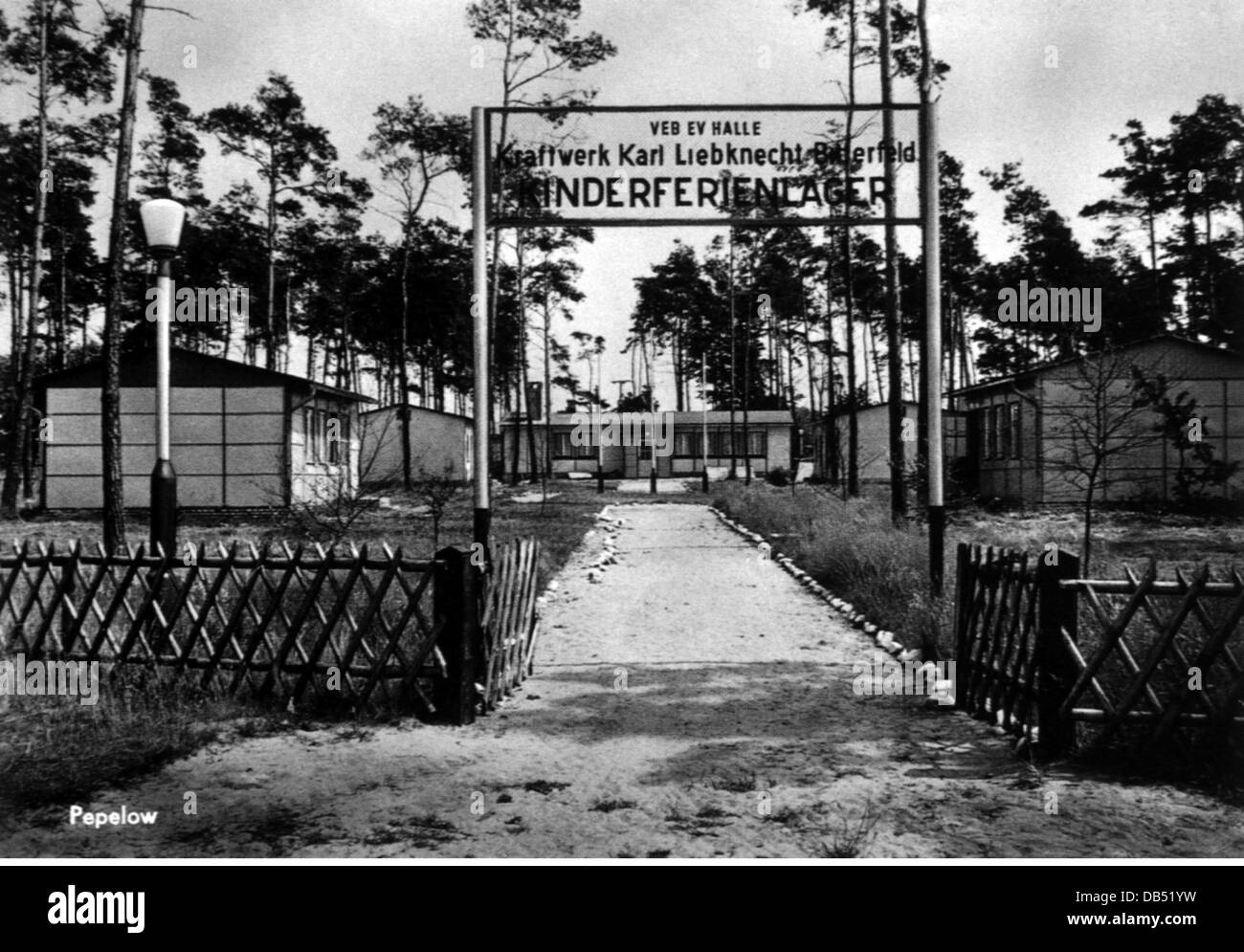 Tourismus, Eintritt in Kinderferienlager der VEB EV Halle Karl Liebknecht, Bitterfeld, DDR, 70er Jahre, zusätzliche-Rechte-Freiräumungen-nicht vorhanden Stockfoto