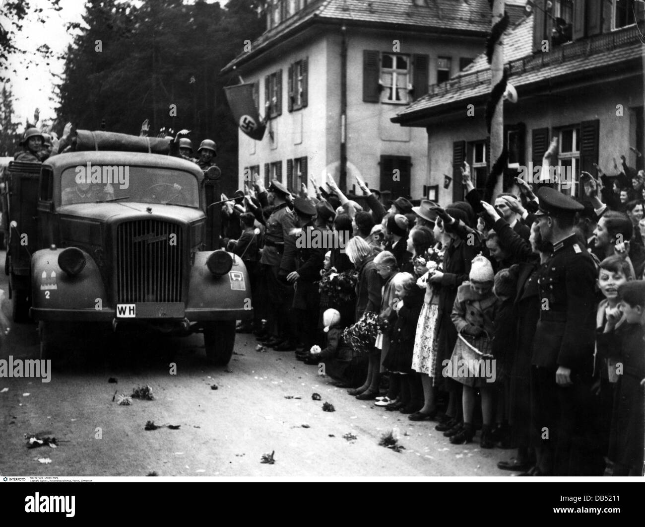 Nationalsozialismus, Politik, marchin-im Sudetenland, eine Einheit der deutschen Wehrmacht begrüßt in Wildenau, 1.10.1938, Zusatzrechte-Clearences-nicht vorhanden Stockfoto
