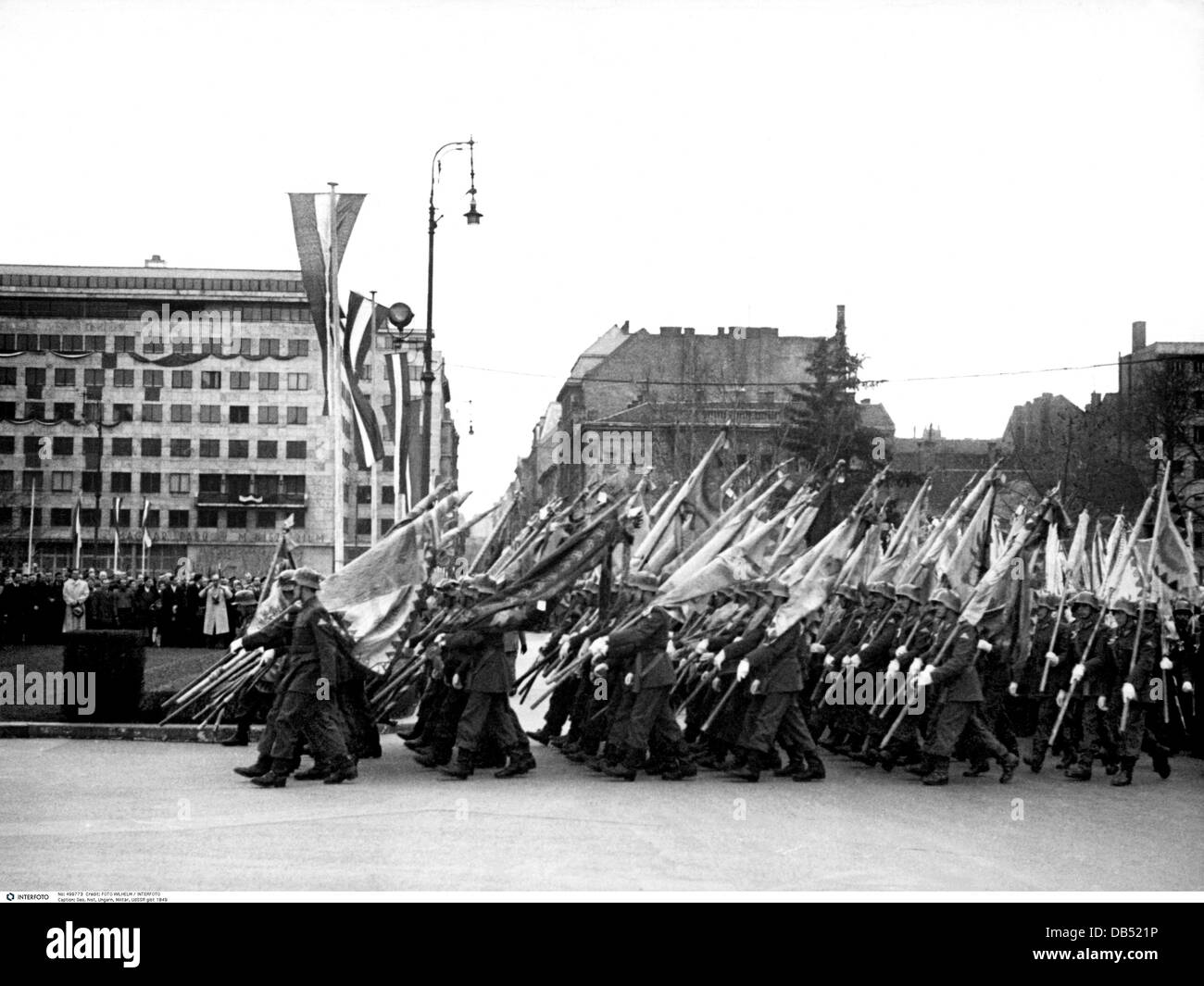 Geographie / Reisen, Ungarn, Militär, UdSSR Rückkehrflaggen, die 1849 gefangen genommen wurden, Budapest, 4.4.1948, ungarische Soldaten mit den Flaggen während einer Parade, Zusatzrechte-Clearences-nicht verfügbar Stockfoto