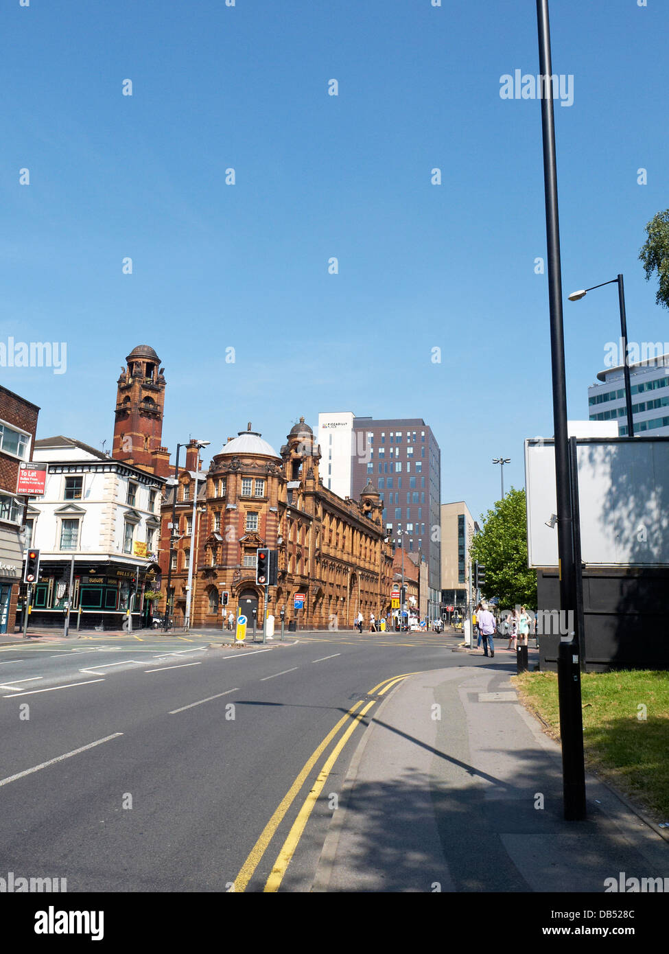 London Road mit Feuerwache und Piccadilly Place in der Ferne, Manchester UK Stockfoto