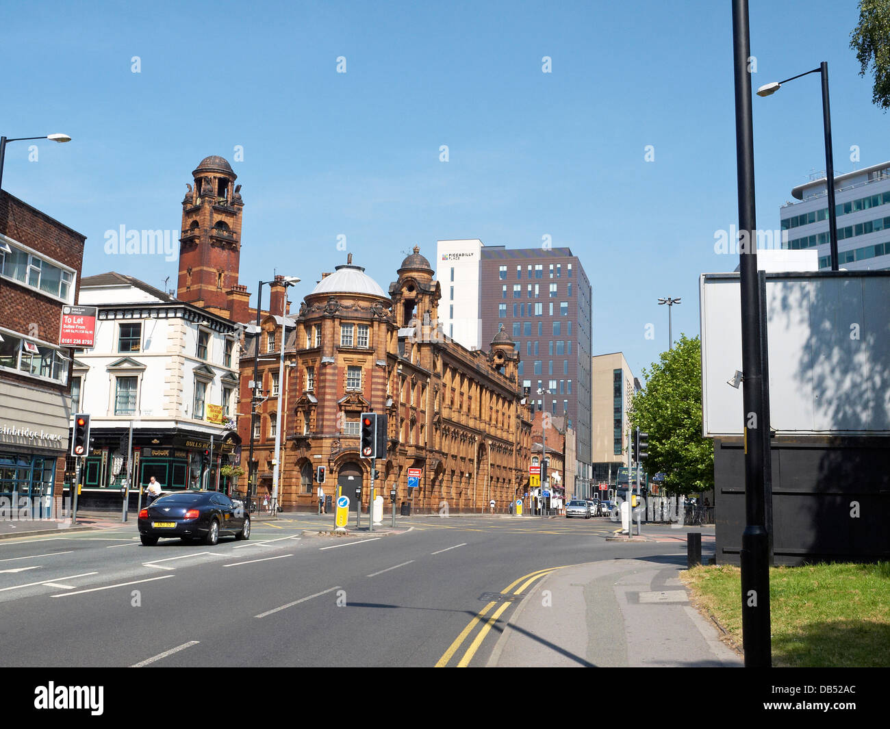 London Road mit Feuerwache und Piccadilly Place in der Ferne, Manchester UK Stockfoto