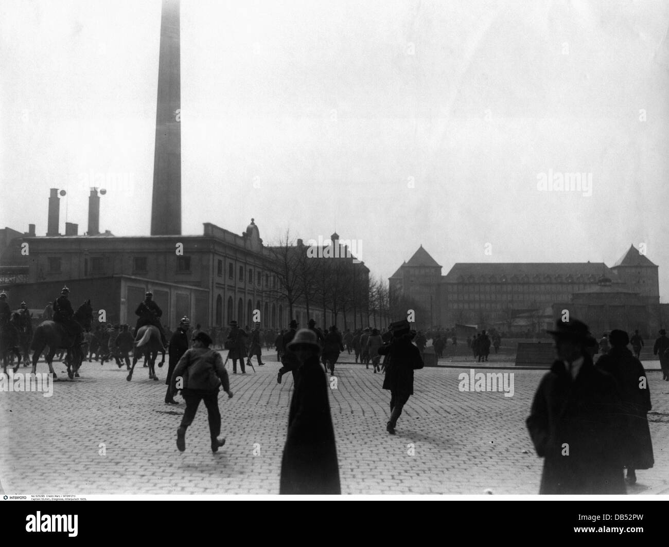 Politik, Revolutionen, Bierhalle Putsch 1923, Prozess vor dem Volksgericht München 1, nach der Verkündung der Strafe, Polizei schiebt öffentliche Menschenmengen beiseite, 1.4.1924, Zusatzrechte-Clearences-nicht vorhanden Stockfoto