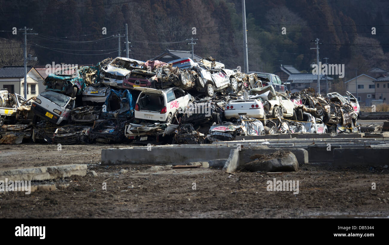 Gestapelte Fahrzeuge zerstört 2011 Tohoku Erdbeben und Tsunami Rost unter der Sonne Stockfoto