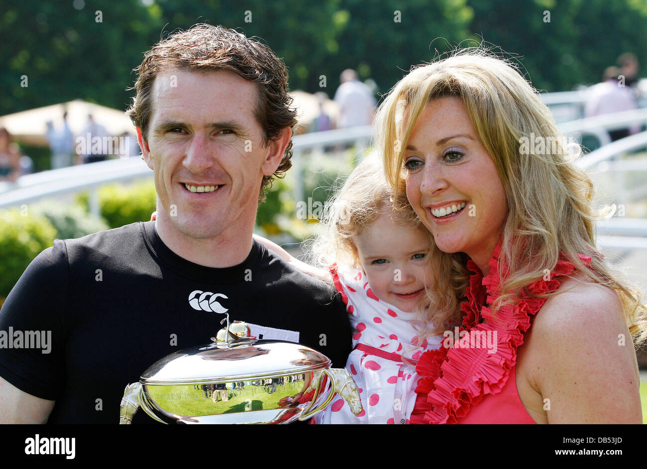 Tony McCoy und seine Frau und Tochter Tony McCoy erhält eine Trophäe, die NH Champion jockey für die Saison 2010/11 auf Sandown Pferderennbahn Sandown Rennen Esher, England - 23.04.11 Stockfoto