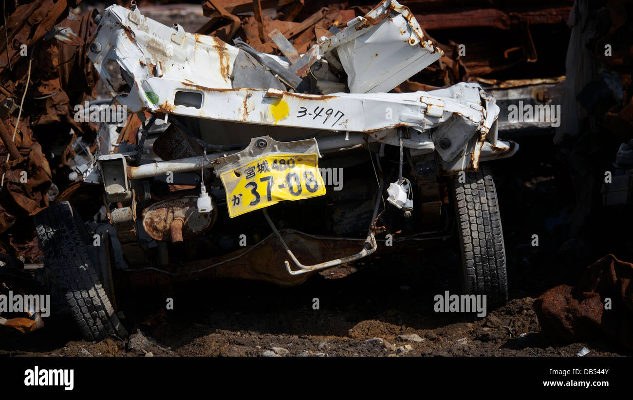 Gestapelte Fahrzeuge zerstört 2011 Tohoku Erdbeben und Tsunami Rost unter der Sonne Stockfoto