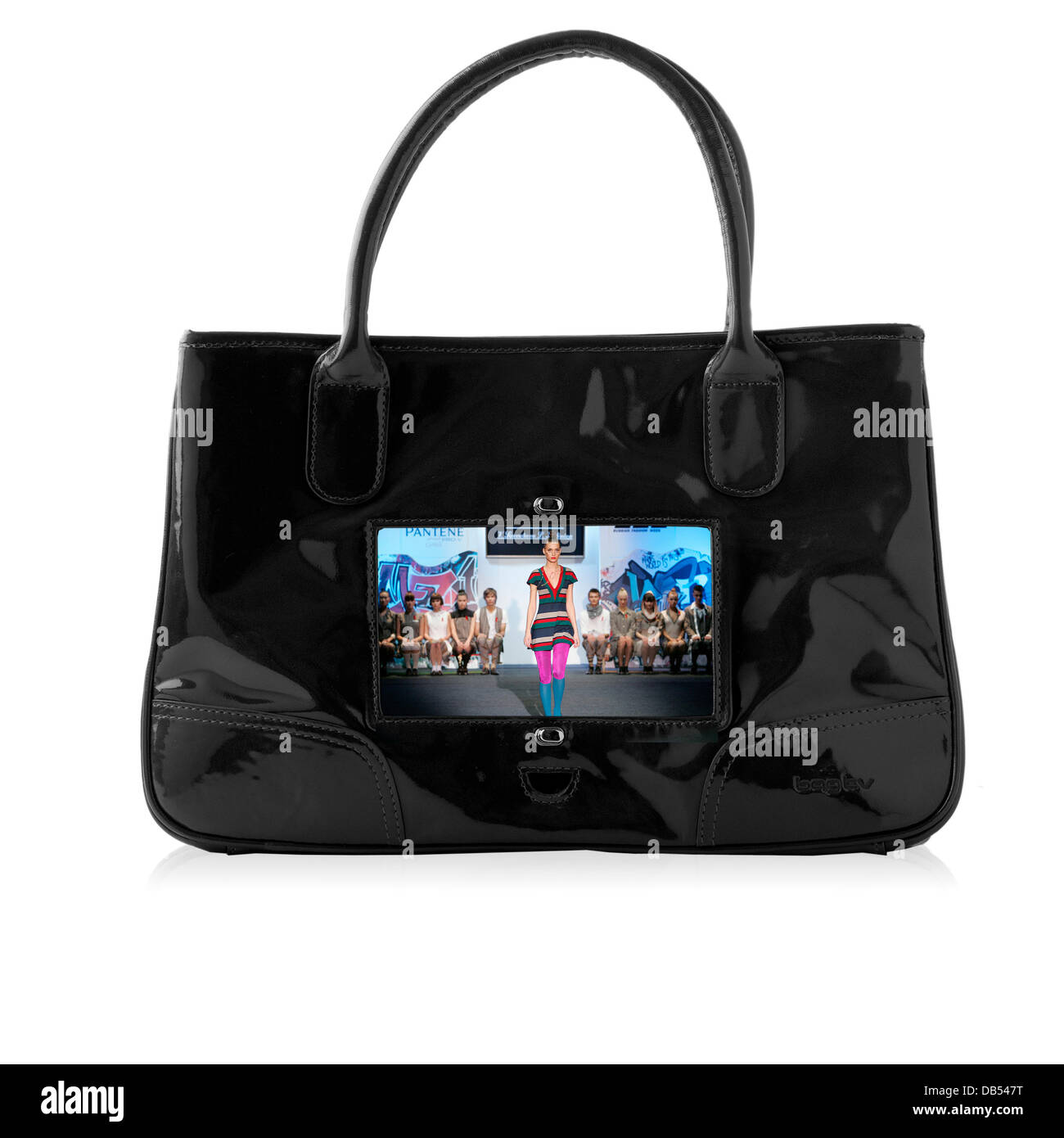 Jetzt können Sie den Fernseher in Ihrer Handtasche aufnehmen! Für die Frau, die immer auf dem Sprung ist, ist die Tasche-TV eine innovative Fashion-accessory-slash-portable-video-player in einem. Unter einer transparenten Schild auf der einen Seite der Tasche liegt die 7-Zoll-Bildschirm, integ Stockfoto