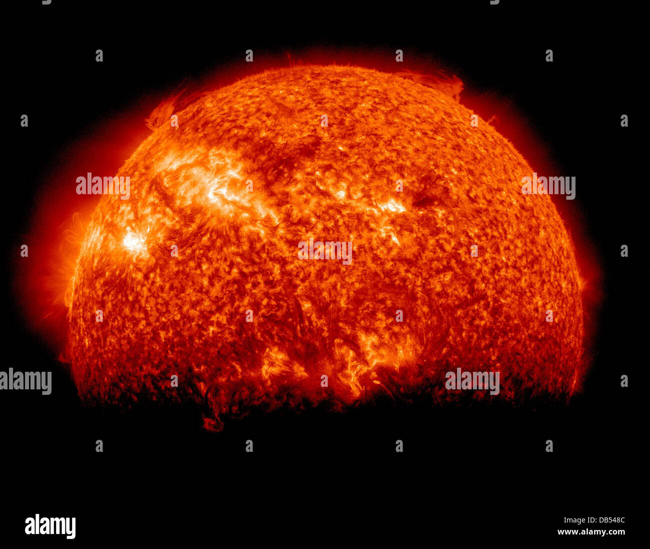 Sonnenuntergang hinter der Erde! Zweimal im Jahr, tritt SDO (Solar Dynamics Observatory) eine Sonnenfinsternis Saison wo rutscht das Raumschiff hinter Erde für bis zu 72 Minuten pro Tag. Im Gegensatz zu den knackigen Schatten sieht man in der Sonne während einer Mondfinsternis, hat Erdschatten einen bunten Rand durch seine Atmosphäre, die das Sonnenlicht in unterschiedlichem Maße abhängig von seiner Dichte blockiert. Auch Licht her Stockfoto