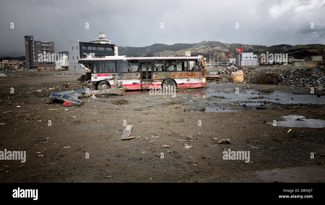 Ein zerstörter öffentlicher Bus in Kesennuma Rost unter der Sonne Stockfoto
