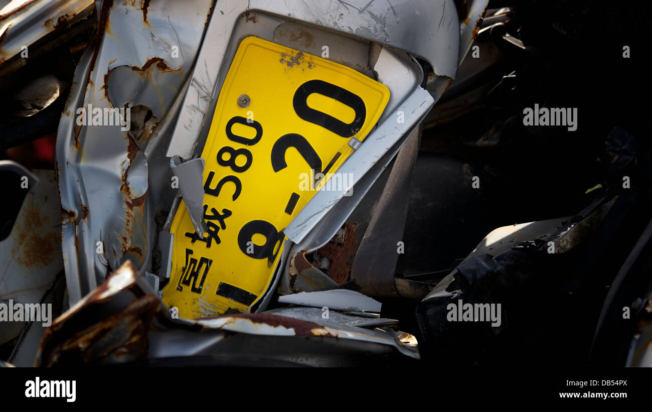 Kei-Kfz-Kennzeichen eines Autos des 2011 Tohoku Tsunami in Kesennuma zerstört Stockfoto
