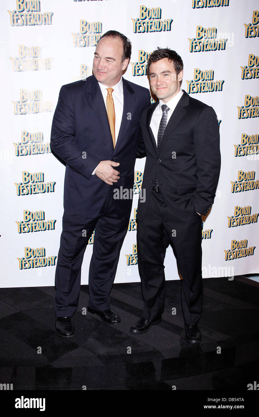 James Belushi und sein Sohn, Schauspieler Robert Belushi Opening Night after-Party für die Broadway-Produktion von "Born Yesterday" im Edison Ballroom statt. New York City, USA - 24.04.11 Stockfoto