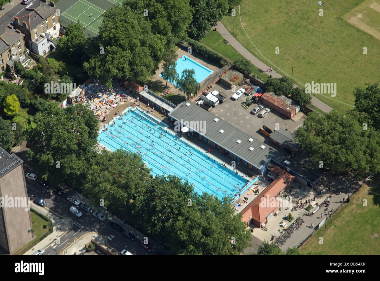 Luftaufnahme des London Felder Lido in Hackney, East London Stockfoto